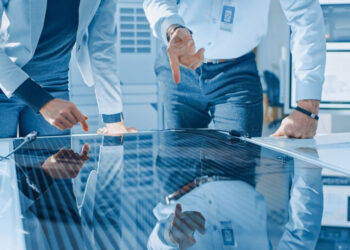 ingegneri sviluppano prodotto