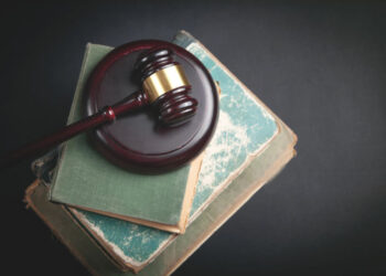 manuale di diritto e martelletto